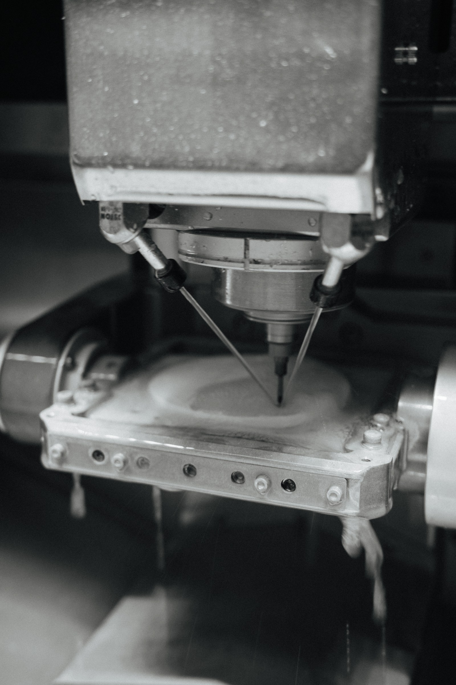 Milling spindle cutting under a spray of coolant inside the chamber