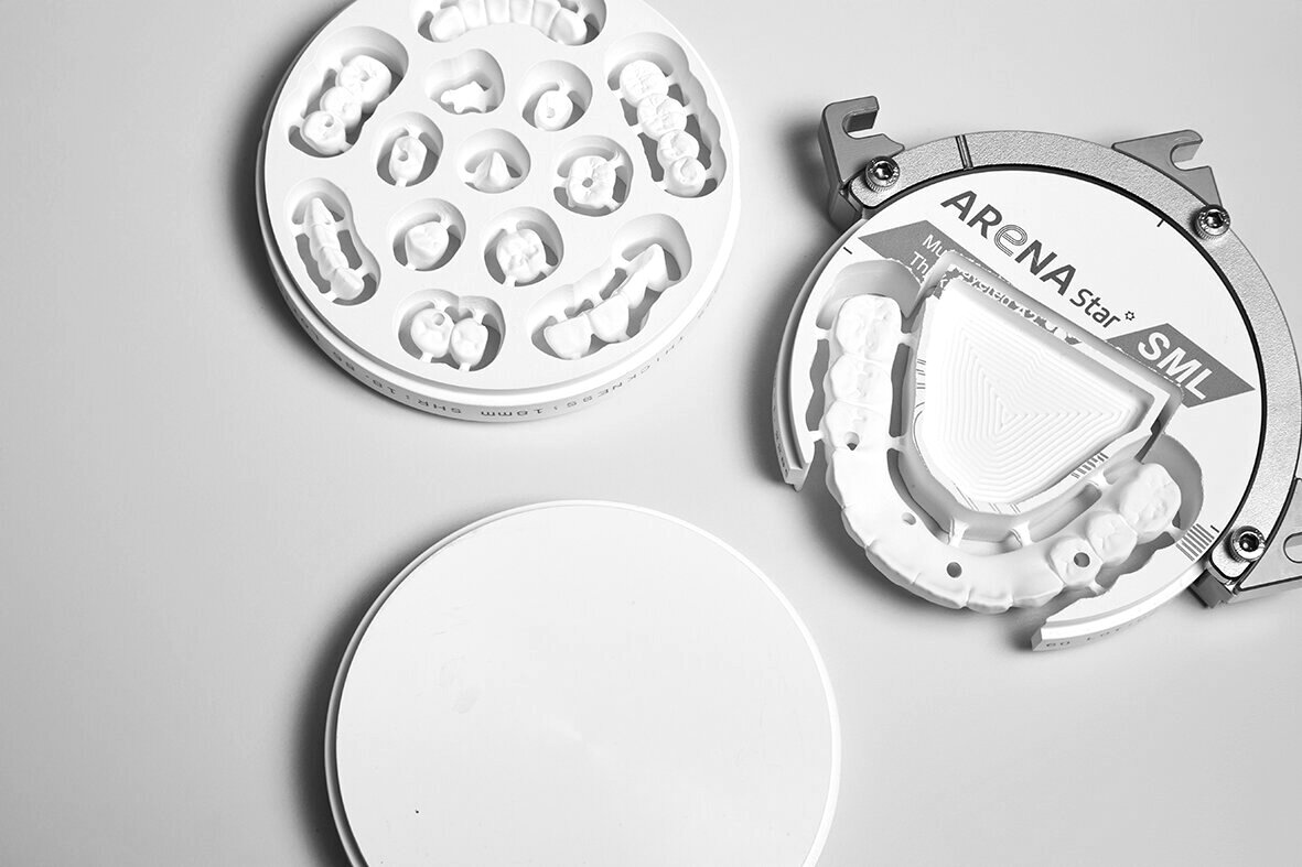 Full arch milled from a multilayer zirconia disc on an ARUM 5X mill